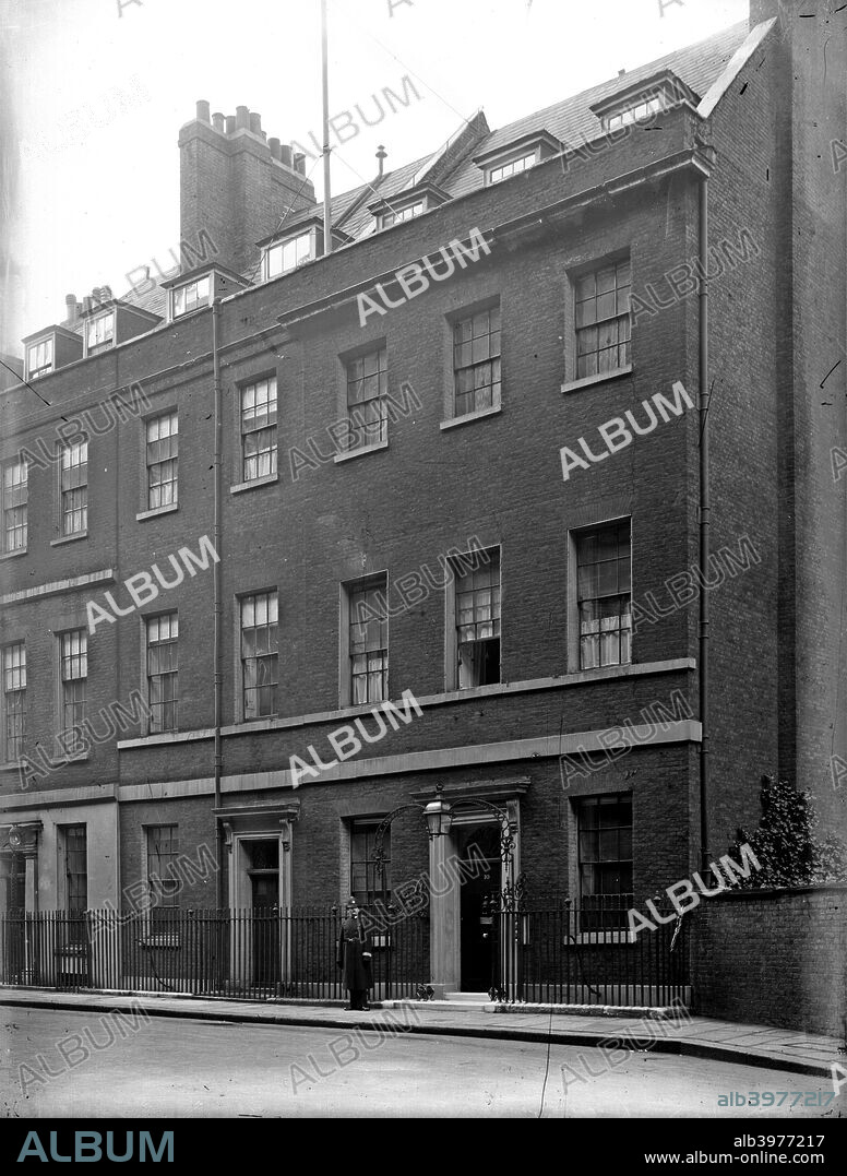 10 Downing Street, Westminster, London. A policeman on duty outside the official residence of the Prime Minister. The terrace of houses with a view over St James's Park was built circa 1680, of which numbers 10, 11 and 12 survive.