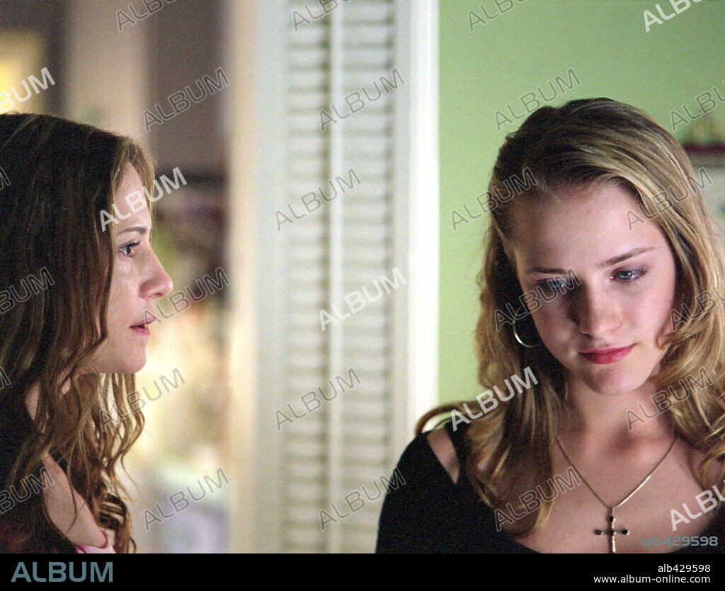 EVAN RACHEL WOOD and HOLLY HUNTER in THIRTEEN, 2003, directed by CATHERINE HARDWICKE. Copyright 20TH CENTURY FOX / FOX, ANNE MARIE.