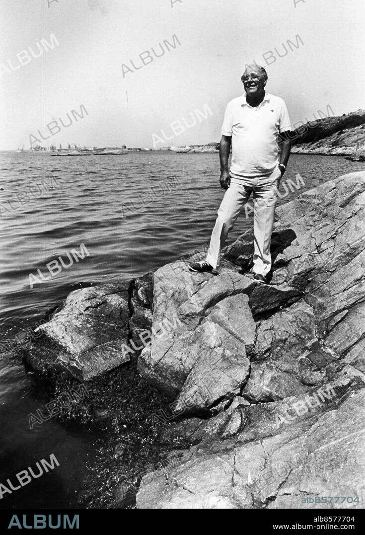 GÖTEBORG 1983-07-15.. Gunnar Gren på klippor vid havet. *** Local Caption *** GP Foto: Ingvar Svensson / Kamerareportage / TT / Kod: 2524.