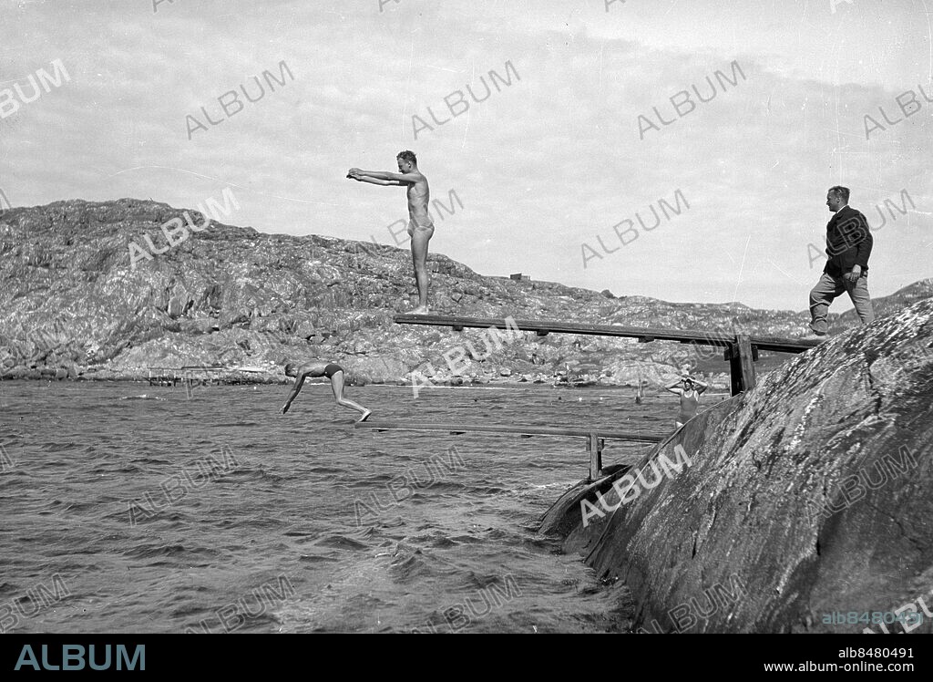 GÖTEBORG 1935-07-16.. Badvik - badplats, Styrsö, Sandviken. *** Local Caption *** GT Låda 1935-07-16 till 1935-07-31 Foto: Kamerareportage / TT / Kod: 2524.