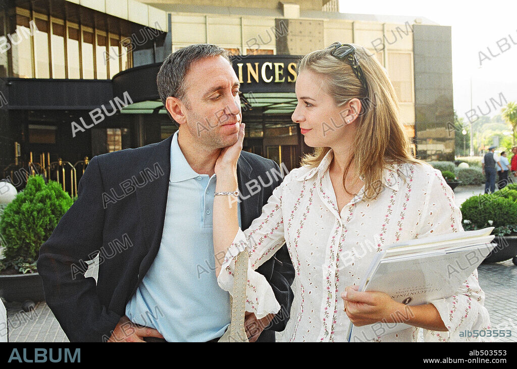 FERNANDO AGUILAR y MERCE LLORENS en MALA UVA, 2004, dirigida por JAVIER DOMINGO. Copyright WANDA VISION/FENIX PC.