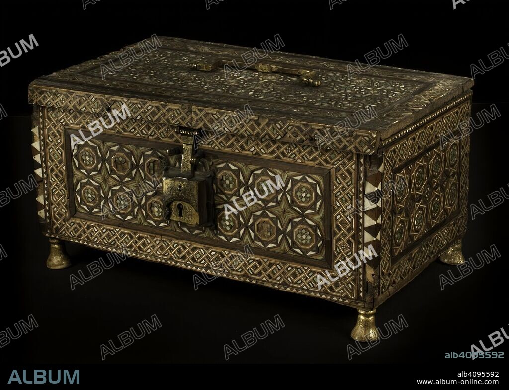 Mobiliario, Caja prismatica de madera decorada con labor de taracea, con motivos de lacerias y estrellas de ocho puntas en tres tonos de marron, verde y colr natural del hueso. El interior esta decorado con una cuadricula. En el interior de la tapa, una cenefa de losange encierra el motivo central, formado por estrellas de ocho puntas y alfardones con peque?os elementos de nacar. El asa y la cerradura son de cobre dorados y decoradas con labor incisa. A la cerradura le falta la pieza que guardaba el ojo de la llave. Las bisagras actuales son modernas. Las patas son de madera dorada, una de ellas moderna, siglo XIV, reino Nazarí de Granada.