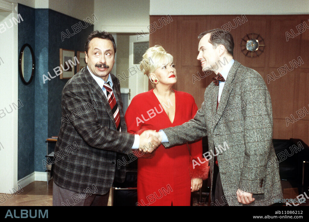 SALTO KOMMUNALE All doors are open to the hard-working. After the post office closed, the sly Stankoweit (WOLFGANG STUMPH, left) found a new job in the Niederbörnicke municipal administration. Scene with Mayor Schikaneder (ANGELIKA MILSTER) and Maximilian Mäßig (HANS-JÜRGEN SCHATZ, right) Director: Franz Josef Gottlieb aka. The new job / Title: SALTO KOMMUNALE / Germany 1997.