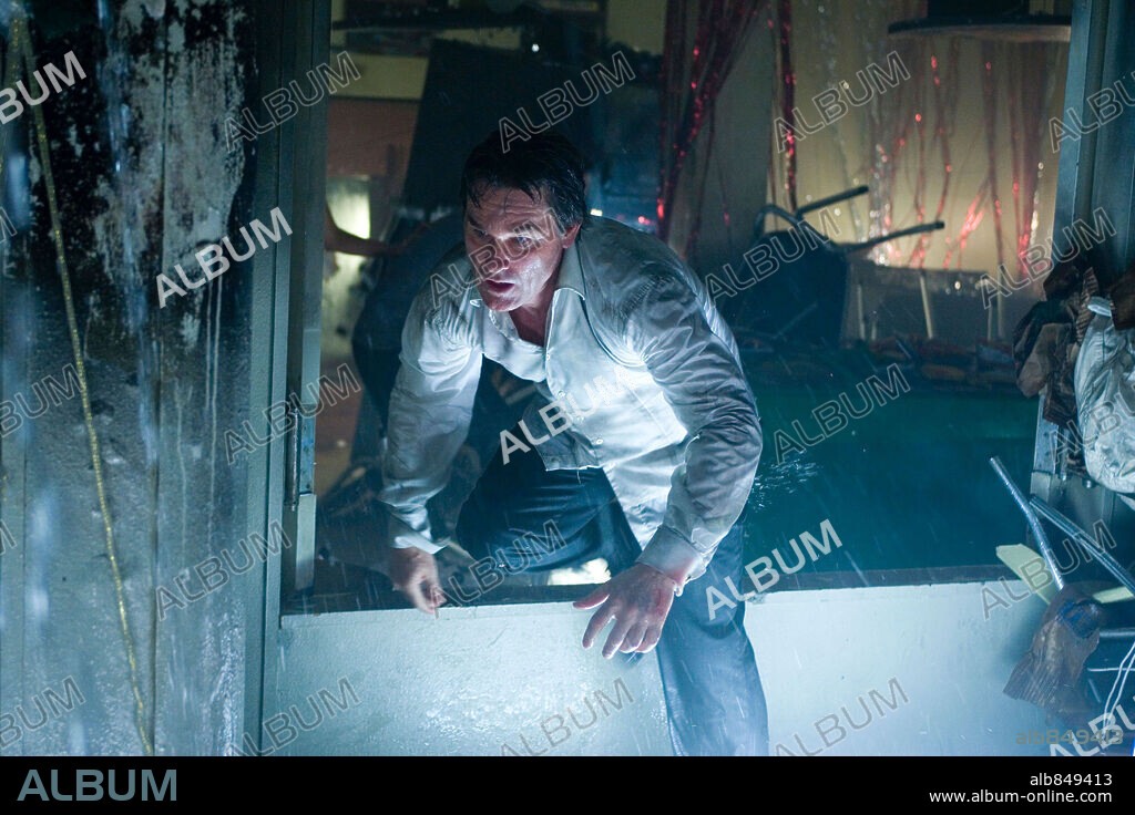KURT RUSSELL en POSEIDON, 2006, dirigida por WOLFGANG PETERSEN. Copyright WARNER BROS. / BARIUS, CLAUDETTE.