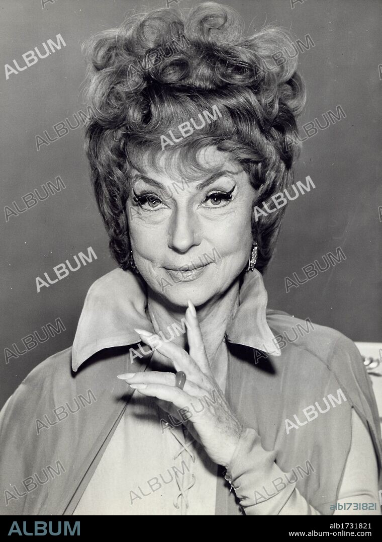 AGNES MOOREHEAD en EMBRUJADA, 1964 (BEWITCHED), dirigida por IDA LUPINO, RICHARD MICHAELS y WILLIAM ASHER. Copyright COLUMBIA PICTURES.