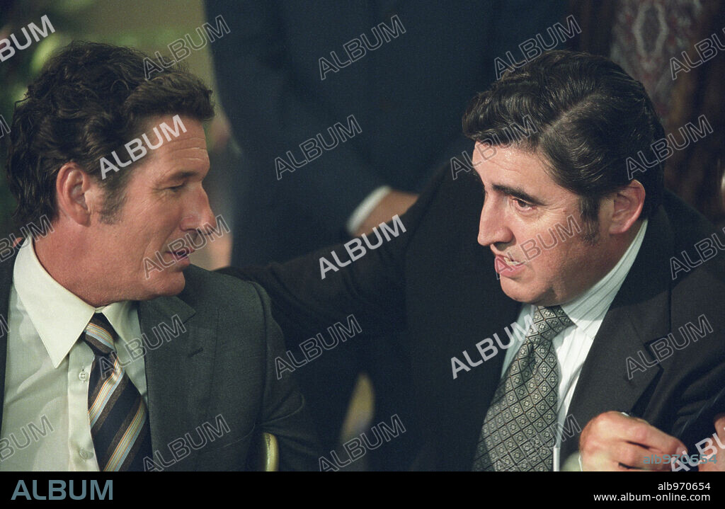 ALFRED MOLINA y RICHARD GERE en LA GRAN ESTAFA, 2006 (THE HOAX), dirigida por LASSE HALLSTROM. Copyright MIRAMAX FILMS.