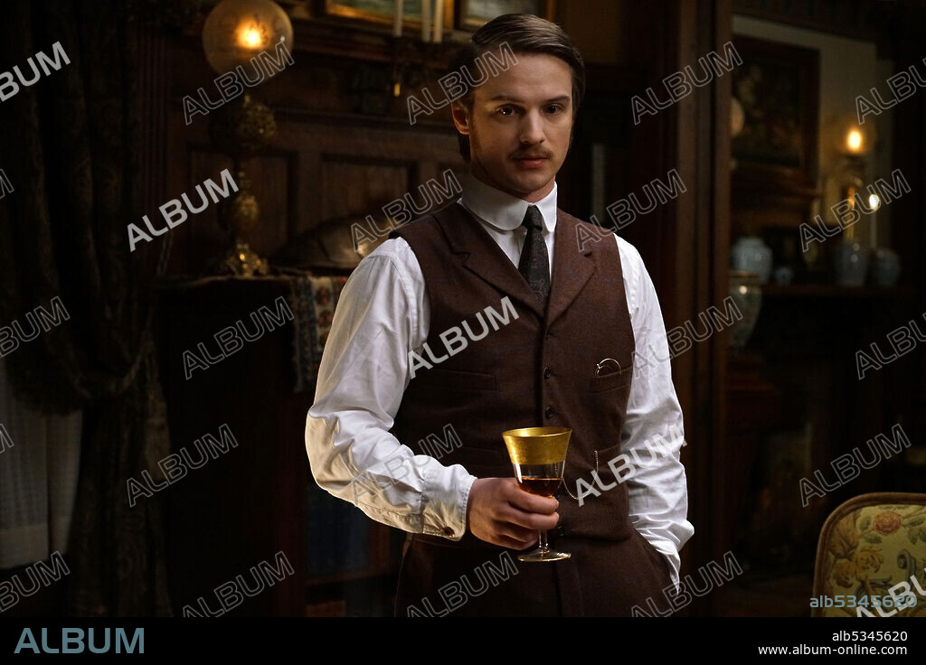 FREDDIE STROMA in TIME AFTER TIME, 2017, directed by ALLISON ANDERS, MARCOS SIEGA and STEVE SHILL. Copyright WARNER BROS. TELEVISION.