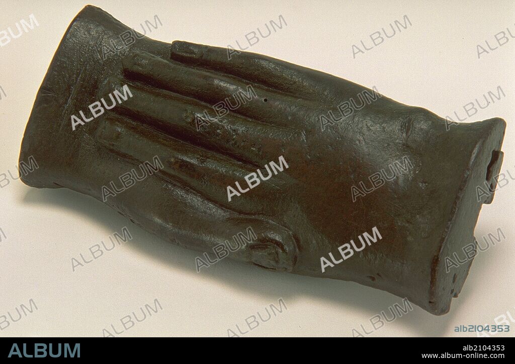TESERA DE LAS MANOS DE P.TURULLIUS. ROMANO. (DEPOSITO: MUSEO ARQUEOLOGICO NACIONAL).