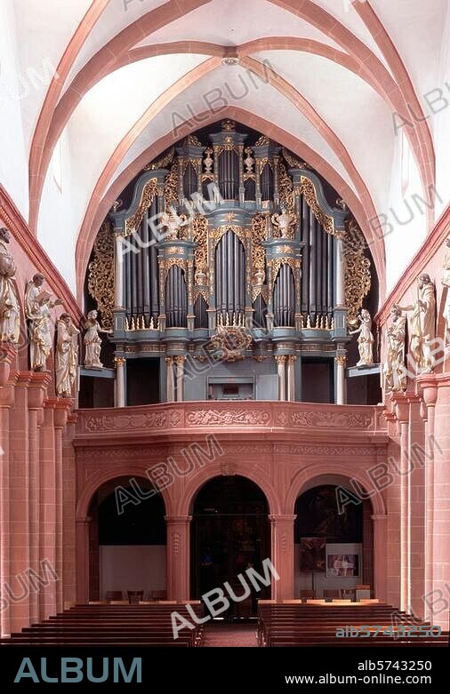 Ilbenstadt, Gemeinde Niddatal-Ilbenstadt (Wetterau, Hessen), ehem. Prämonstratenserklosterkirche. (gestiftet vom Hl. Gottfried von Cappenberg, gebaut um 1123 - 1159). - Innenansicht: Blick auf Empore und Orgel (1733-35 von Johann Onymus aus Main, Orgelprospekt von Franz Voßbach). Foto.