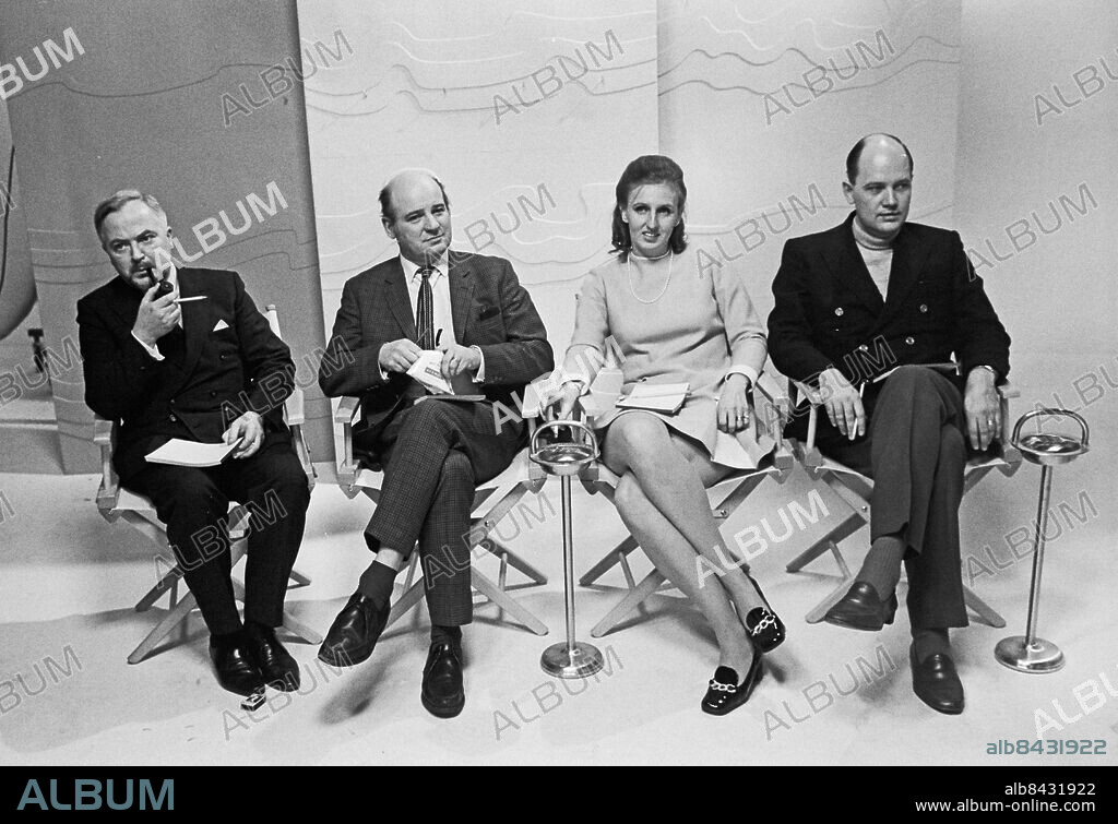 1970.. TANKELEKARNA. Frågelek i TV med två expertlag och programledaren Cilla Ingvar.. Sänt första gången 1970-03-14.. Här ses ett av de tävlande lagen, från vänster professor Ingmar Dureman, psykolog, docent Kurt Samuelsson, sociolog, docent Ingrid Delupis, jurist, docent i internationell rätt, samt docent Claes Wirsén, histolog.. Foto: Ulf Stråhle / RiR / SVT / Kod: 5600. Reportage publ. i RiR 12/70 sid. 14-15.. RiR 19831 sv/v neg . På rad Kvartett.