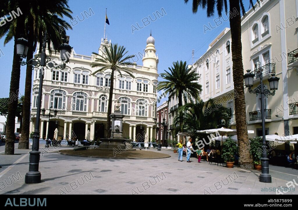 Las Palmas de Gran Canaria; Gabinete Literario (Siglo XIX)  y plaza.