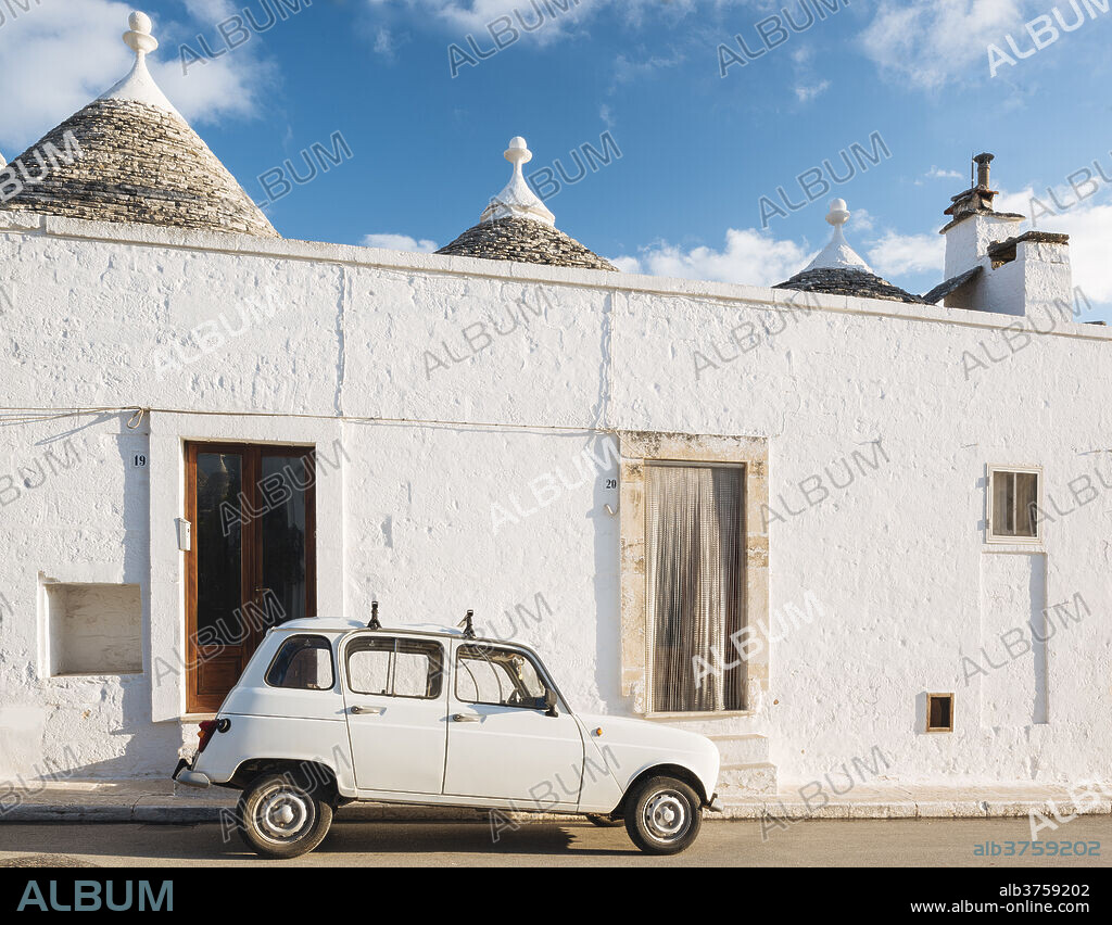 Traditional Trulli style houses in Alberobello, UNESCO World Heritage Site, Puglia, Italy, Europe.