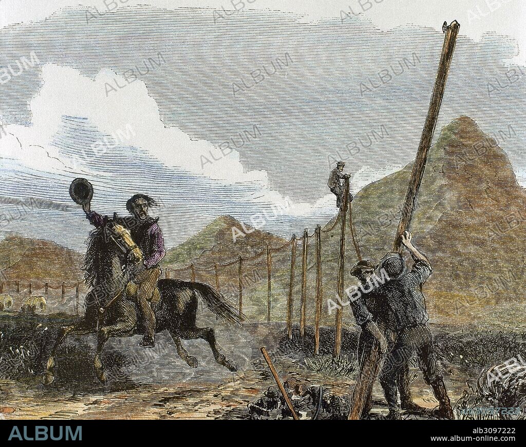 HISTORIA DEL OESTE AMERICANO. SIGLO XIX. INSTALACION DEL TELEGRAFO. Para el correo urgente se empleaba el jinete-mensajero, pero a partir de 1861 se dejó de utilizar dicho sistema gracias a la instalación de nuevos postes de telégrafo. Operarios trabajando cerca de la montaña de Nebraska. Estados Unidos. Grabado coloreado.