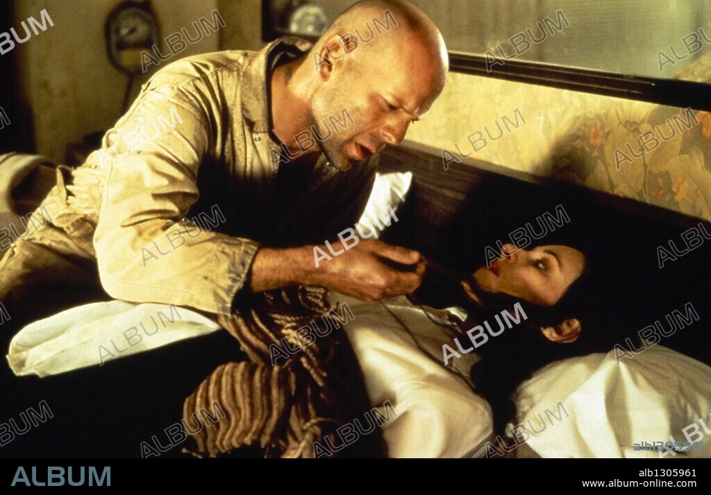 BRUCE WILLIS y MADELEINE STOWE en DOCE MONOS, 1995 (TWELVE MONKEYS), dirigida por TERRY GILLIAM. Copyright TRISTAR PICTURES.