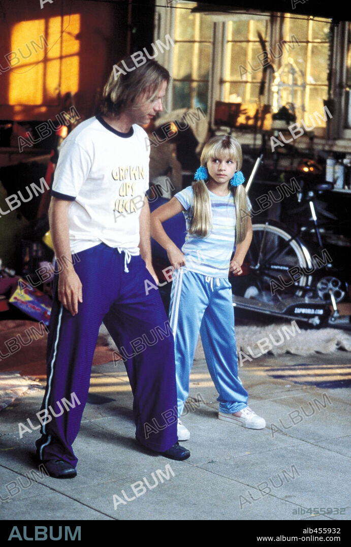 DAVID SPADE and JENNA BOYD in DICKIE ROBERTS: FORMER CHILD STAR, 2003, directed by SAM WEISMAN. Copyright TM/PARAMOUNT PICTURES / FELLMAN, MARK.