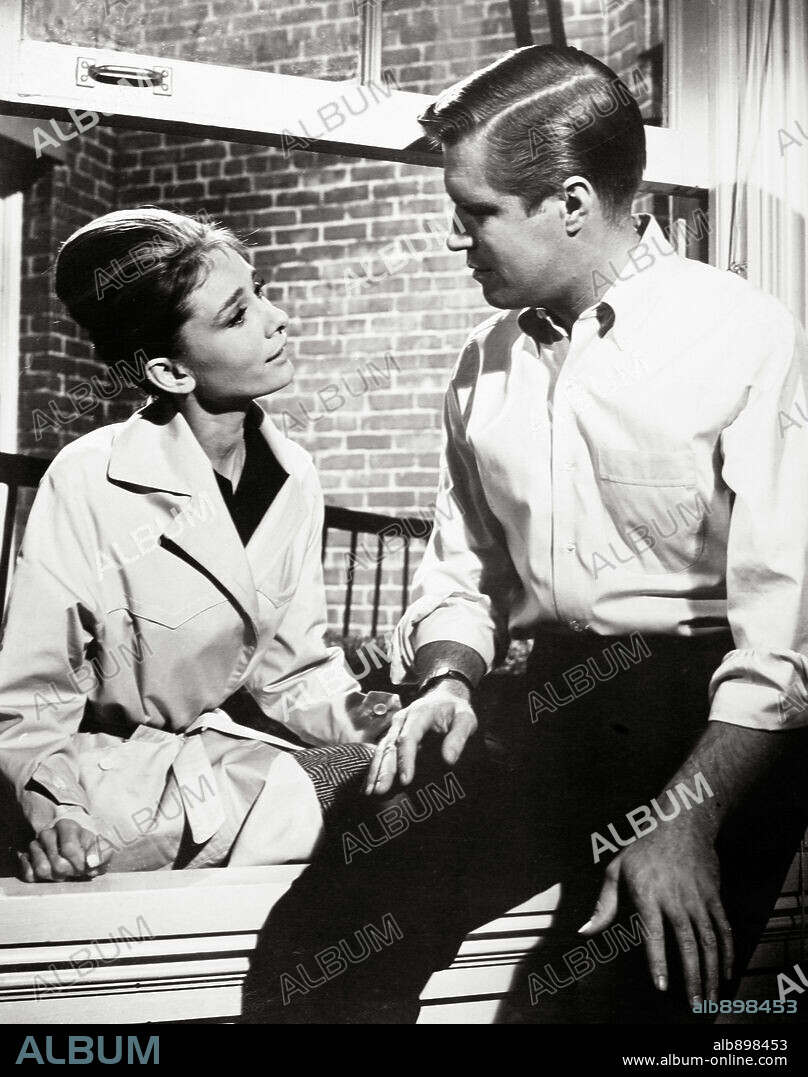 AUDREY HEPBURN und GEORGE PEPPARD in BREAKFAST AT TIFFANY'S, 1961, unter der Regie von BLAKE EDWARDS. Copyright PARAMOUNT PICTURES.