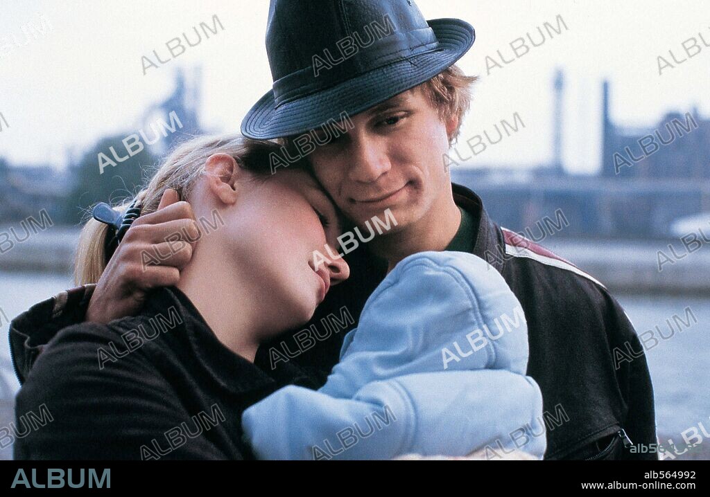 DEBORAH FRANÇOIS y JEREMIE RENIER en EL NIÑO, 2005 (L' ENFANT), dirigida por JEAN-PIERRE DARDENNE y LUC DARDENNE. Copyright LES FILMS DU FLEUVE/CANAL+/RTBF/CNC/WALLIMAGE.