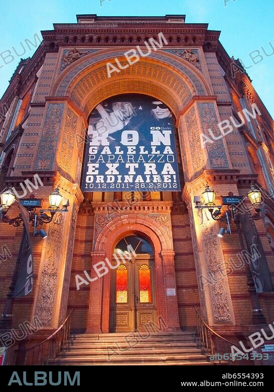 Berlin-Mitte, ehem. Postfuhramt, Oranienburger / Ecke Tucholskystraße ( erbaut 1875-81; Arch.: Carl Schwatlo und Wilhelm Tuckermann; ab 1997 div. Zwischennutzungen für wechselnde Ausstellungen; seit 2000 Nutzung durch c/o Berlin-International Forum for Visual Dialogues für Ausstellungen und Veranstaltungen zum Medium Fotografie...