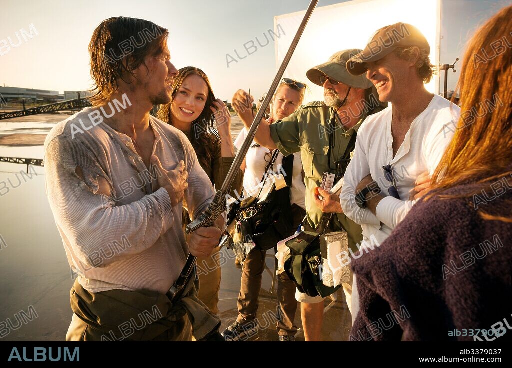 LAURA HADDOCK, MARK WAHLBERG und MICHAEL BAY in TRANSFORMERS: THE LAST KNIGHT, 2017, unter der Regie von MICHAEL BAY. Copyright PARAMOUNT PICTURES.