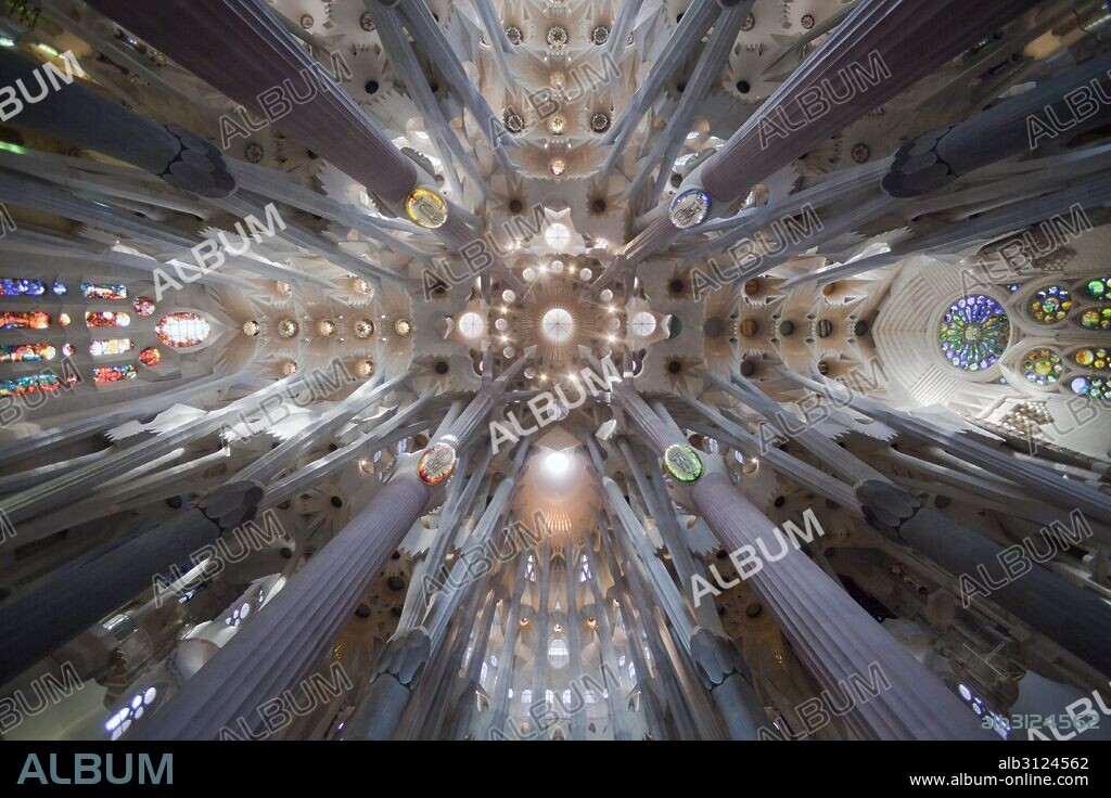 Antoni GAUDI (1852-1926). Arquitecto español. BASILICA DE LA SAGRADA FAMILIA. Interior. Barcelona. Cataluña.