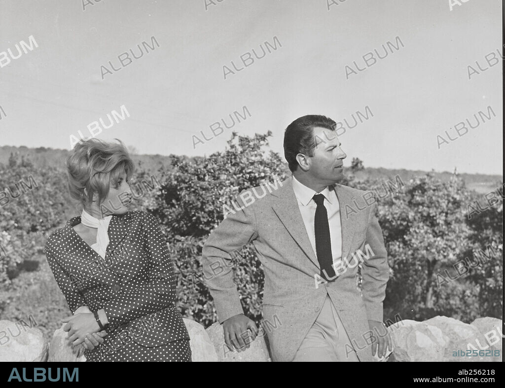 GABRIELE FERZETTI y MONICA VITTI en LA AVENTURA, 1960 (L' AVVENTURA), dirigida por MICHELANGELO ANTONIONI. Copyright PRODUZIONE CINEMATOGRAFICHE EUROPEE.