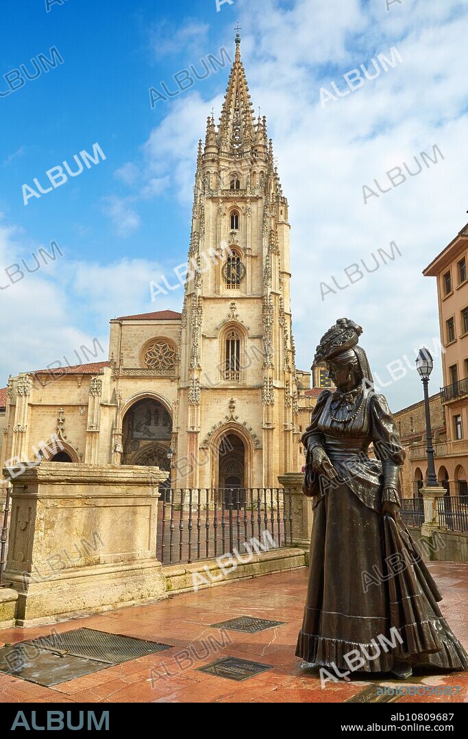´´""La Regenta´ sculpture by Mauro Alvarez, Plaza Alfonso II El Casto, Cathedral, Oviedo, Asturias, Spain.