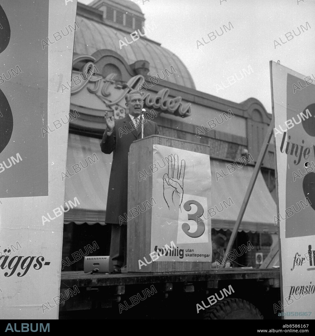 Göteborg oktober 1957 - Dags för ATP-valet - Folkpartiledaren Bertil Ohlin talar på kunstorget framför Saluhallen - *** Local Caption *** GT. KAMERAREPORTAGE.