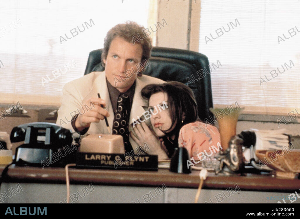 COURTNEY LOVE and WOODY HARRELSON in THE PEOPLE VS. LARRY FLYNT, 1996, directed by MILOS FORMAN. Copyright UNITED ARTISTS / BALDWIN, SIDNEY.