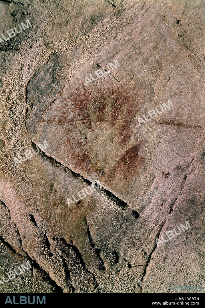 PINTURAS RUPESTRES - NEGATIVO DE UNA MANO HUMANA DEL PERIODO AURIÑACIENSE - PALEOLITICO SUPERIOR.