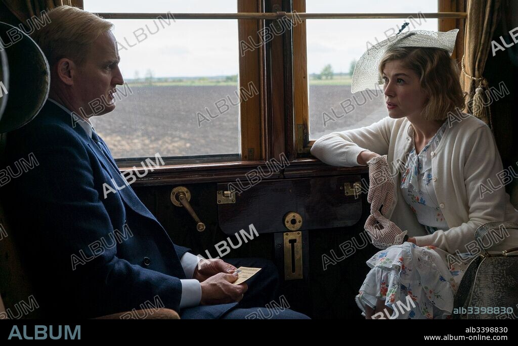 JASON CLARKE and ROSAMUND PIKE in HHHH, 2017, directed by CEDRIC JIMENEZ. Copyright ECHO LAKE ENT/CUTTING EDGE GROUP/LEGENDE FILMS/NEXUS FACTORY.