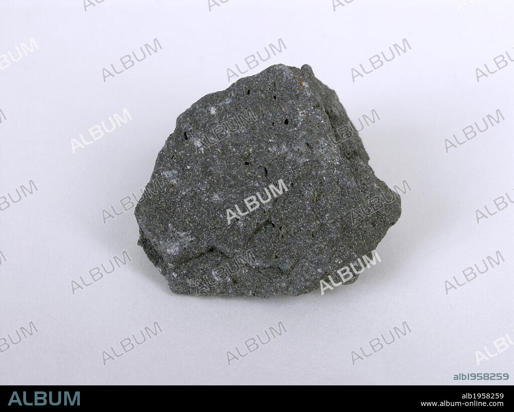 BASALTO. Roca efusiva, la más difundida sobre la corteza terrestre y la más abundante, probablemente, en sentido absoluto. Compuesta por una plagioclasa labradorítico-bytownítica, piroxenos y olivino más o menos abundante.