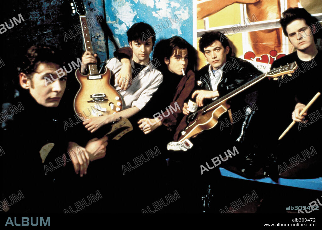 CHRIS O'NEILL, GARY BAKEWELL, IAN HART, SCOT WILLIAMS y STEPHEN DORFF en BACKBEAT, 1994, dirigida por IAIN SOFTLEY. Copyright GRAMERCY PICTURES / TILLIE, MARK.