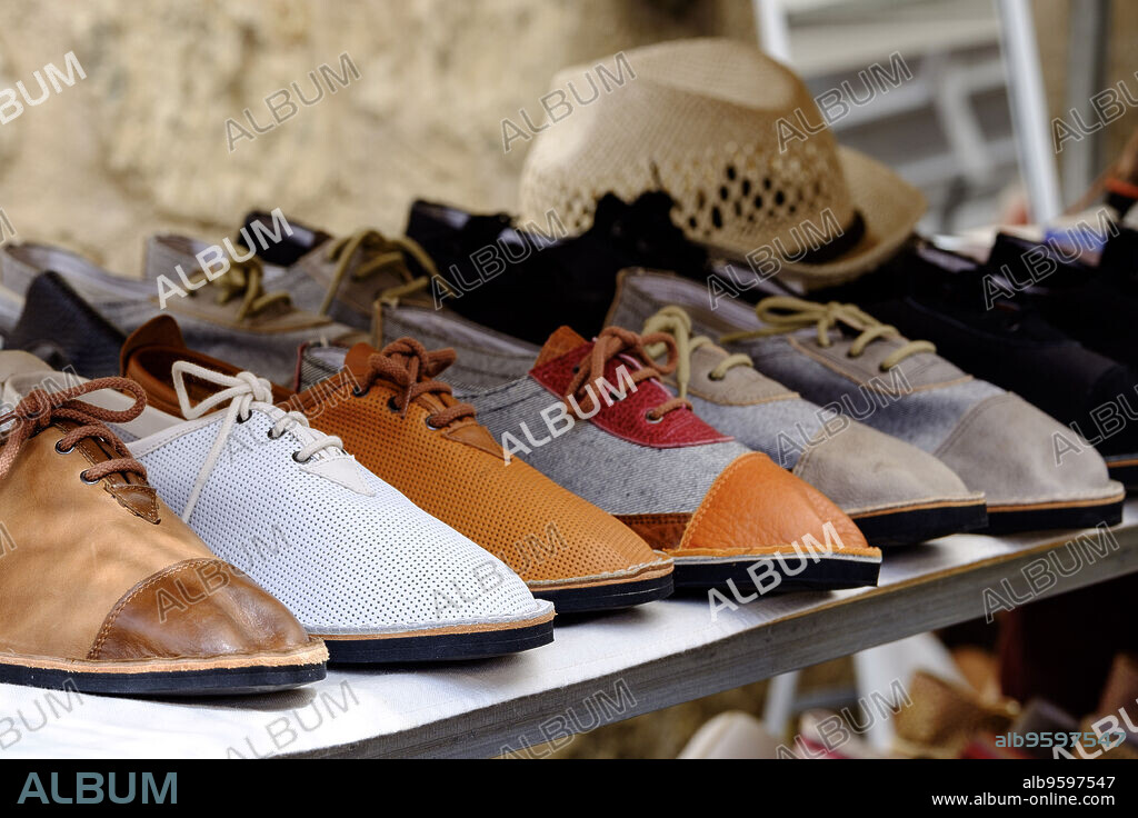 Porqueres, zapatos tipicos mallorquines, mercado comarcal, Sineu, Mallorca, balearic islands, spain, europe.