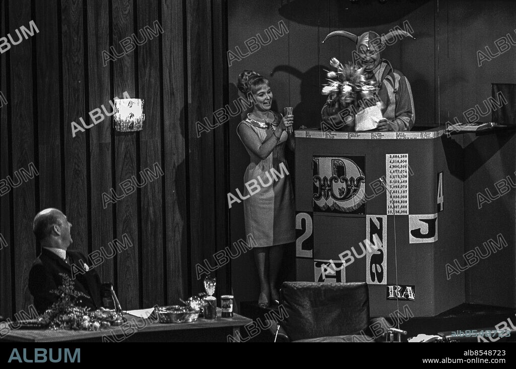 ARKIV STOCKHOLM 196501.. HYLANDS HÖRNA. TV-program med Lennart Hyland som programledare och Allan Schulman som producent. Sänt första gången 1965-01-16 (säsong 2).. Här ses Lennart Hyland (t.v.), radio- och TV-journalist, värdinnan Berith Anserud och skådespelaren Carl-Gustaf Lindstedt, som Gubben i lådan, under inspelningen.. Foto: Bertil S-son Åberg / SVT / Kod: 5600. Reportage publ i RiR 3/65. RiR 17538. sv/v neg. Clowner Lådor.
