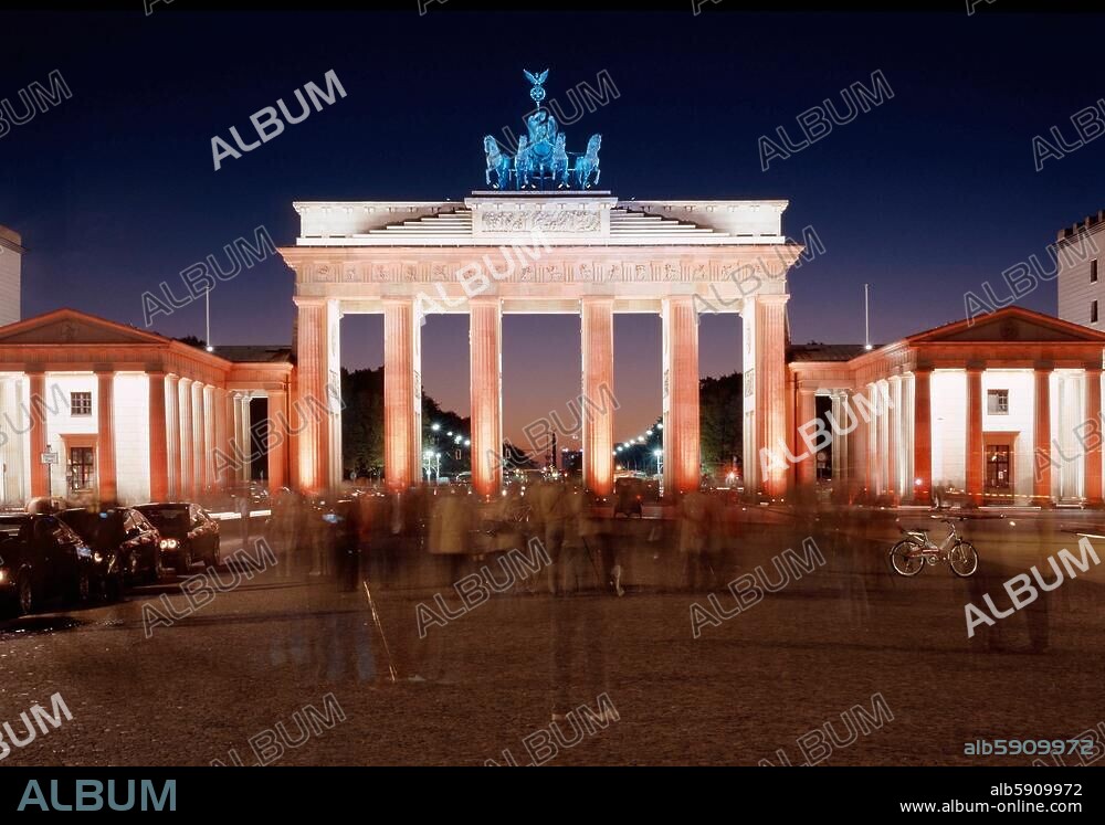 Berlin, Brandenburger Tor. (1788-91 erbaut von C.G.Langhans, Quadriga 1793 von J.G. Schadow). Blick vom Pariser Platz auf das illuminierte Brandenburger Tor. Nachtaufnahme, September 2005.