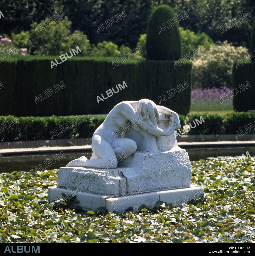 JOAN LLIMONA I BRUGUERA. El desconsuelo, 1907. Parque de la Ciudadela. Barcelona.
