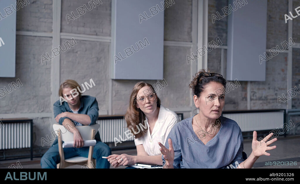 MAGNUS MARIUSON, MARIE-LOU SELLEM und NICOLA HEIM in KNOCHEN UND NAMEN, 2023, unter der Regie von FABIAN STUMM. Copyright Postofilm.