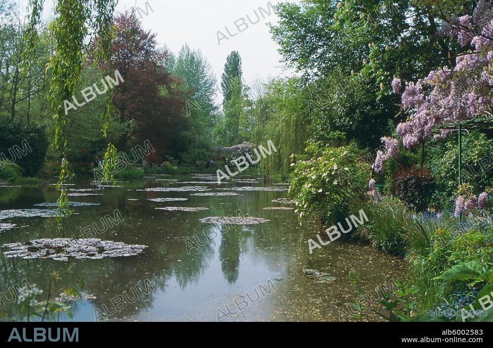 zu: Monet, Claude; franz.Maler; 1840-1926. Giverny (Dép.Eure, Normandie), Maison Monet, Maison et Jardin de Claude Monet (Wohn-und Sterbehaus Claude Monets 1883-1926).-Blick über den Seerosenteich, im Hintergrund die japanische Brücke.-Foto, undat.