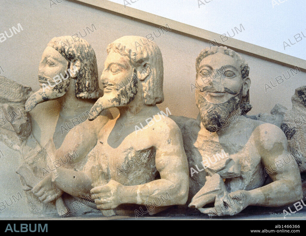 ARTE GRIEGO. EPOCA CLASICA. GRECIA. BARBA AZUL. Monstruo de tres cuerpos en piedra caliza, con restos de policromía. Tímpano de un primitivo templo de la Acrópolis de Atenas, el HEKATOMPEDON. Principios del s. VI a. C. Museo de la Acrópolis. Atenas.
