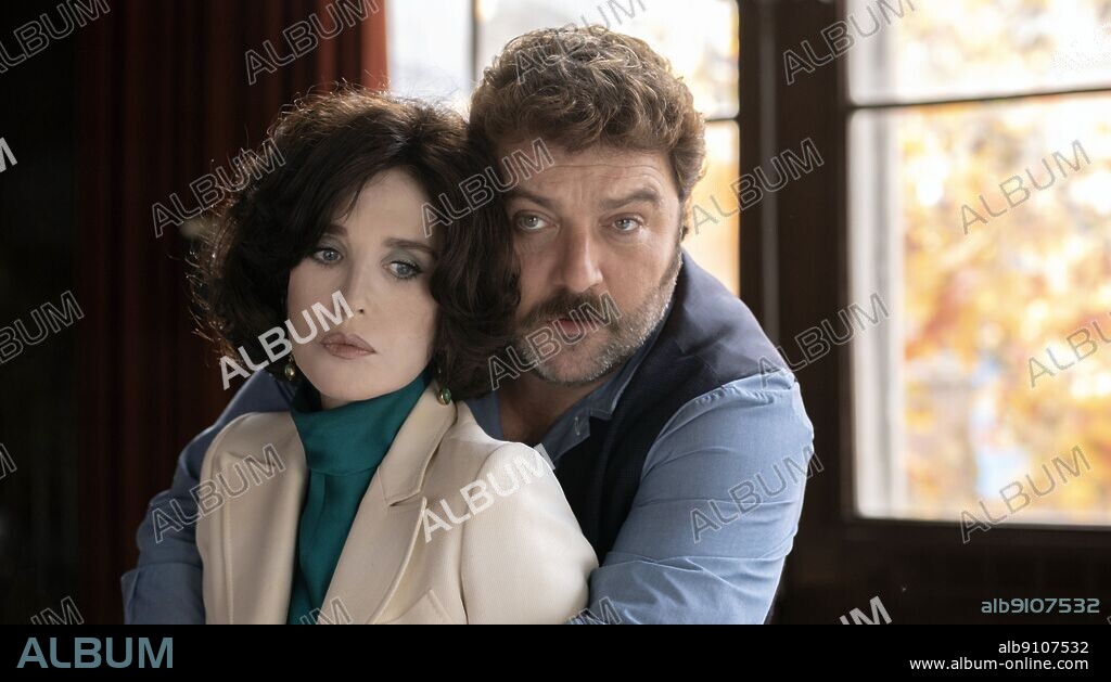 DENIS MENOCHET y ISABELLE ADJANI en PETER VON KANT, 2022, dirigida por FRANÇOIS OZON. Copyright Foz / Films Distribution.