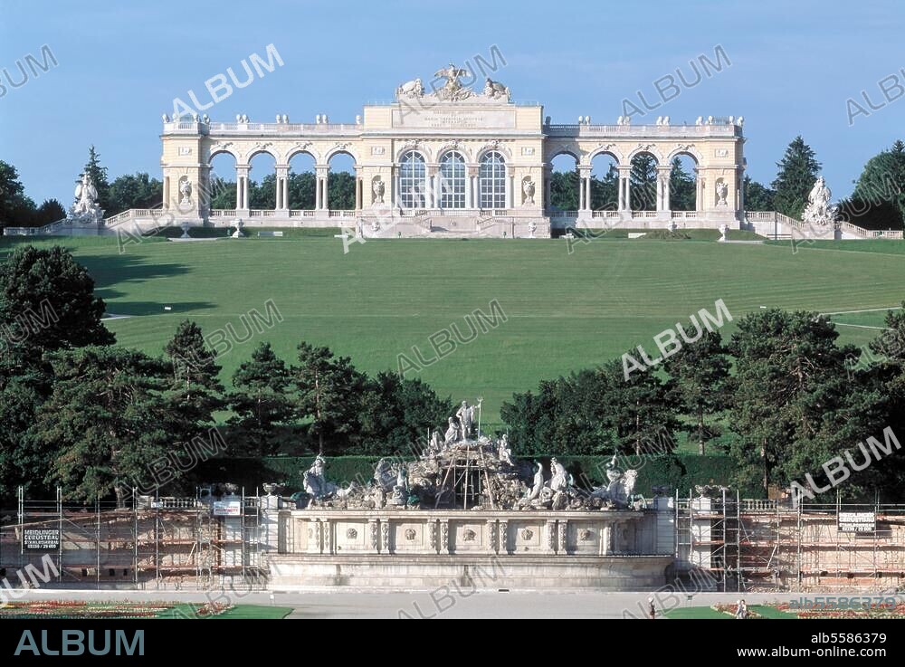 Wien (Österreich), Schloss Schönbrunn, Schlosspark, Gloriette. (erbaut 1772-75; Architekt: Johann Ferdinand Hetzendorf). Ansicht von Süden; im Vordergrund der Neptunbrunnen. Foto (Florian Monheim).