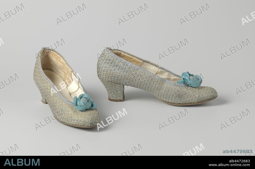 Pair of women's shoes with peacock-feather pattern Women's blue silk brocade shoe with gold thread in a peacock feather pattern, Women's blue silk brocade shoe with gold thread in a peacock feather pattern. Model: The nose is rounded, one-piece brocade leaves. The front of the heel runs straight down. The side and back of the heel are slightly fitted and lined with blue brocade. The heel has a brown leather rim from the back. Leather back with eight nails tied to the heel and leather sole. Back half of the top lined with ivory white leather. Heel lined with beige velvet. Beige velvet in the heel probably added later. Front sheet lined with ivory white linen. The insole is ivory white leather. Decoration: A rose of blue silk and blue silk gauze with a button covered with blue silk and white gauze in the middle in front of the cut-out of the forefoot. Shank edge trimmed with blue silk., anonymous, Brussels (possibly), c. 1930, schoen, bloem, bies, voering, voering hiel, binnenzool, zool, achterlapje, spijker, l 25.5 cm × w 7.6 cm h 5 cm.