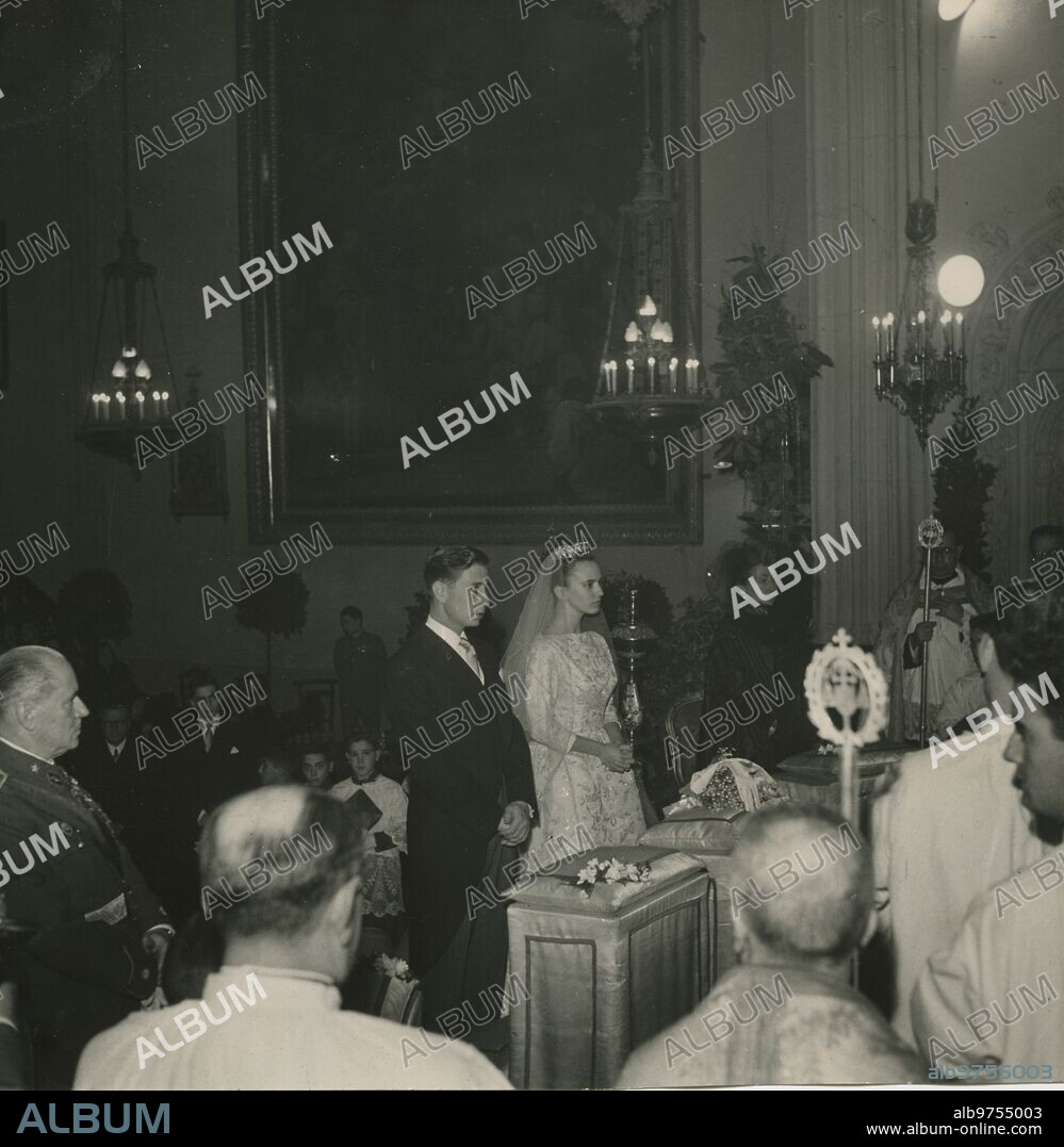 Madrid, 01/12/1957. Boda de María Sonsoles de Díez de Rivera y de Icaza, hija de los marqueses de Llanzol, con D. Eduardo Fernández de Araoz y Núñez. en la iglesia de San Jerónimo el Real de Madrid.