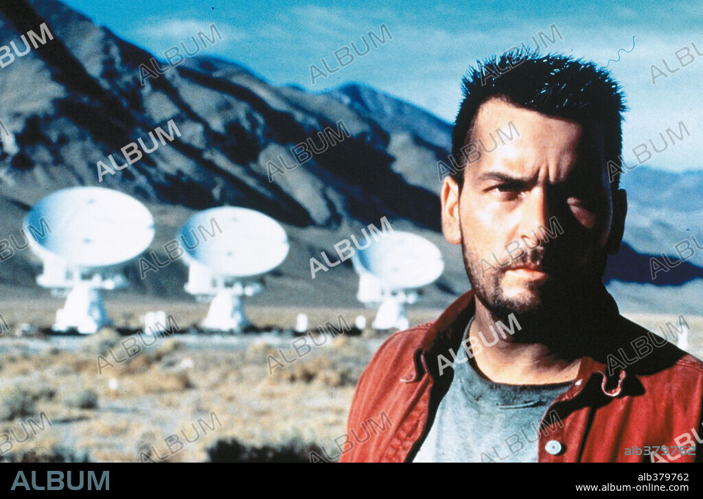 CHARLIE SHEEN en HAN LLEGADO, 1996 (THE ARRIVAL), dirigida por DAVID TWOHY. Copyright LIVE ENTERTAINMENT.