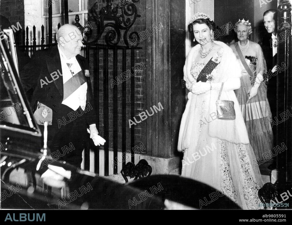 Londres (Reino Unido), 04/04/1955. S.M. la Reina Isabel II de Inglaterra sale del nº 10 de Downing Street, dónde acudió a una comida ofrecida por el Primer Ministro, Winston Churchill, un día antes de que éste le presentara su dimisión. En la imagen, el primer ministro sujeta la puerta del coche de la soberana. Detrás puede verse al Duque de Edimburgo y a Lady Churchill http://www.abc.es/abcfoto/galerias/20150212/abci-fotografias-reina-isabel-201502111820.html.