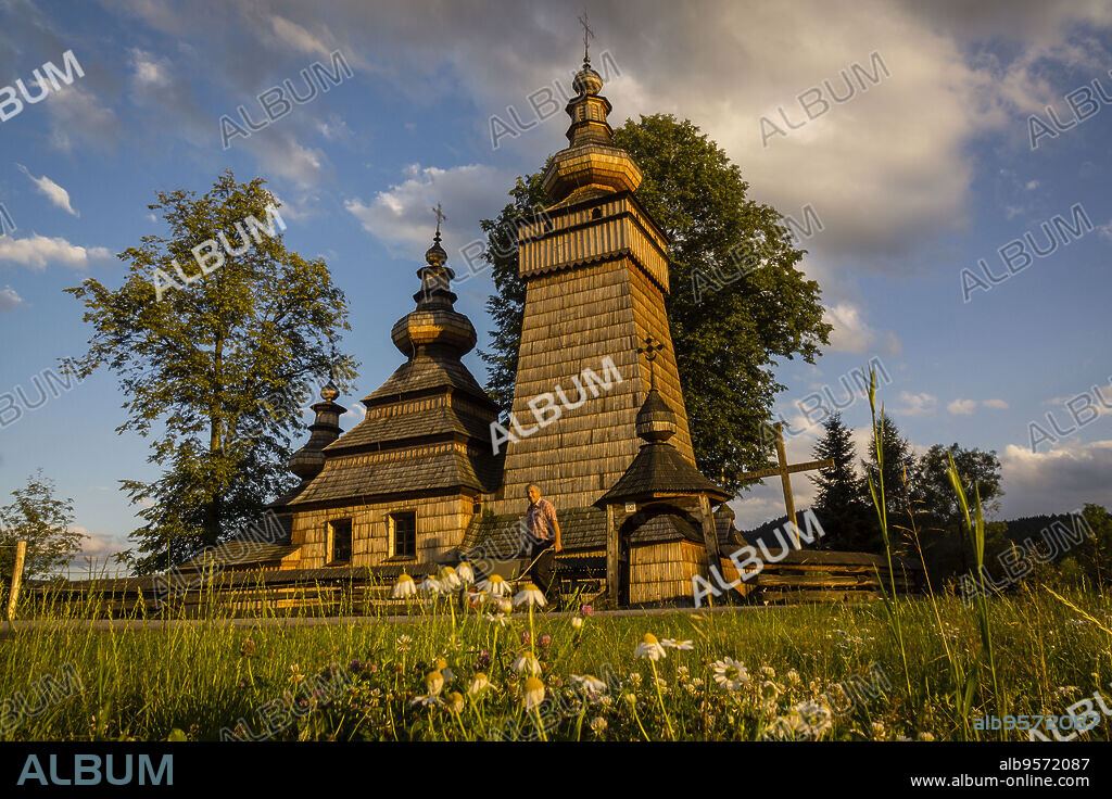 iglesia ortodoxa de Santa Paraskewa , Kwiaton. Siglo XVII. Patrimonio de la humanidadconstruida integramente con madera, , voivodato de la Pequeña Polonia, Cárpatos, Polonia, europe.