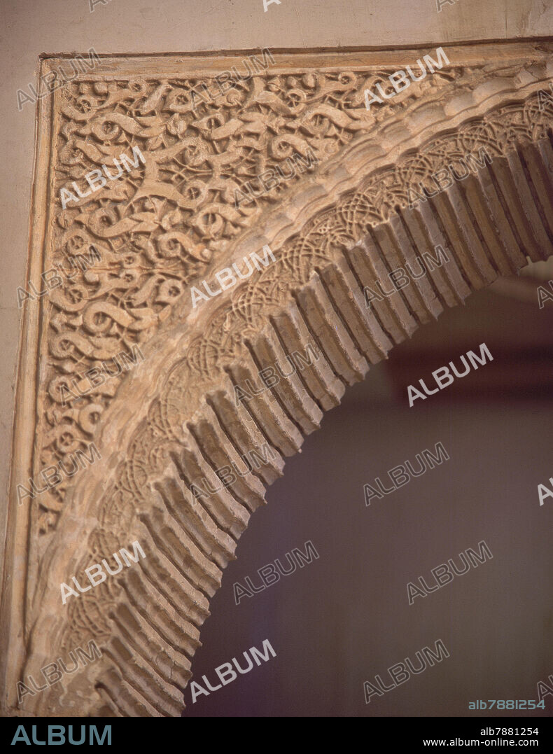 DET-ENJUTA DE UN ARCO-YESERIAS CON DECORACION DE ATAURIQUE-ARTE NAZARI.