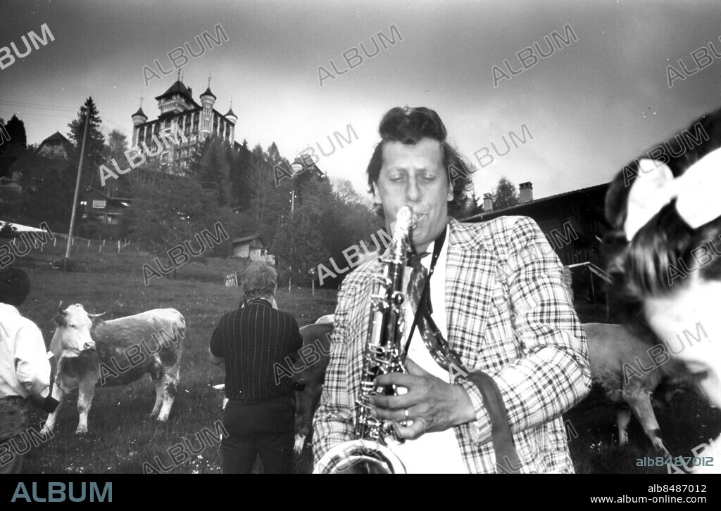 Göteborg - 1989-05-12 - Lasse Brandeby - journalist - skådespelare - komiker - mest känd som rollfiguren Kurt Olsson - Kurtan spelar saxofon - Montreux *** Local Caption *** GP. KAMERAREPORTAGE.