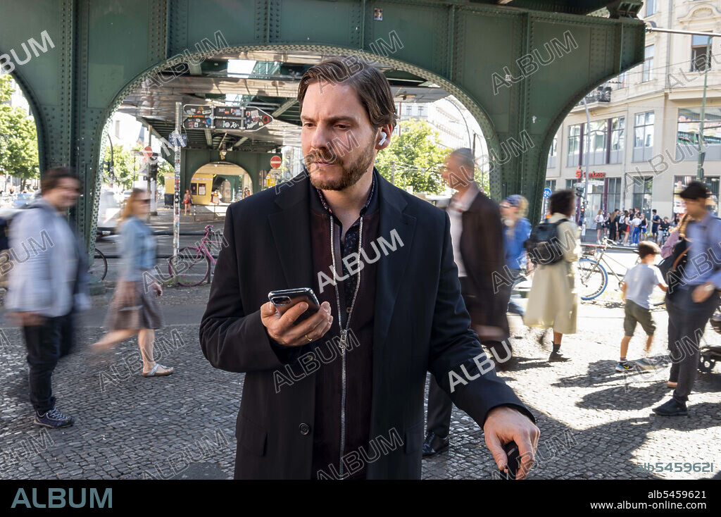 DANIEL BRUHL dans NEXT DOOR, 2021 (NEBENAN), réalisé par DANIEL BRUHL. Copyright Warner Bros. Film Productions Germany.