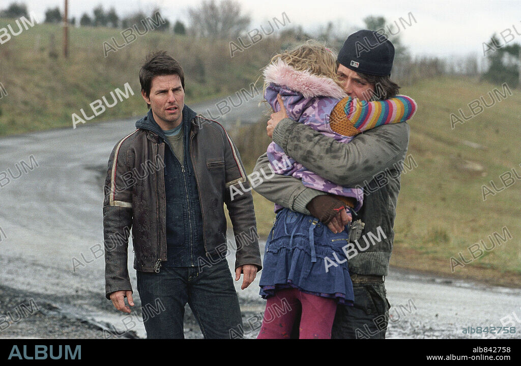 DAKOTA FANNING, JUSTIN CHATWIN und TOM CRUISE in WAR OF THE WORLDS, 2005, unter der Regie von STEVEN SPIELBERG. Copyright PARAMOUNT PICTURES / MASI, FRANK.